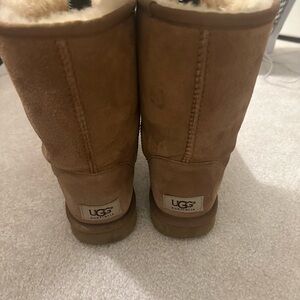 UGG Classic Short Sheepskin Boots in chestnut. Size 7